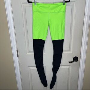 Alo Goddess Legging in Glowstick
Glossy and Black Sz M